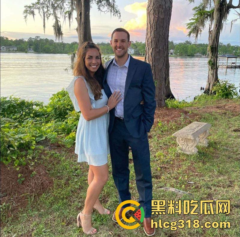 美国媚黑淫妻母狗,被绿帽老公带着和黑人群p,三根黑屌轮流抽插,前后夹击操的淫妇惨叫不断!-5