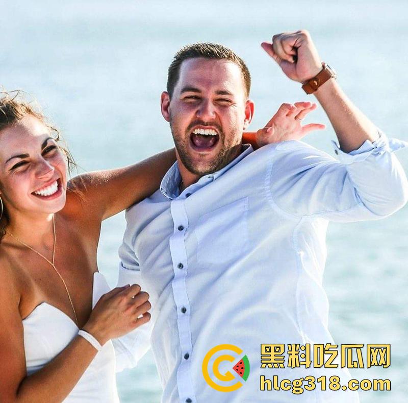 美国媚黑淫妻母狗,被绿帽老公带着和黑人群p,三根黑屌轮流抽插,前后夹击操的淫妇惨叫不断!-6