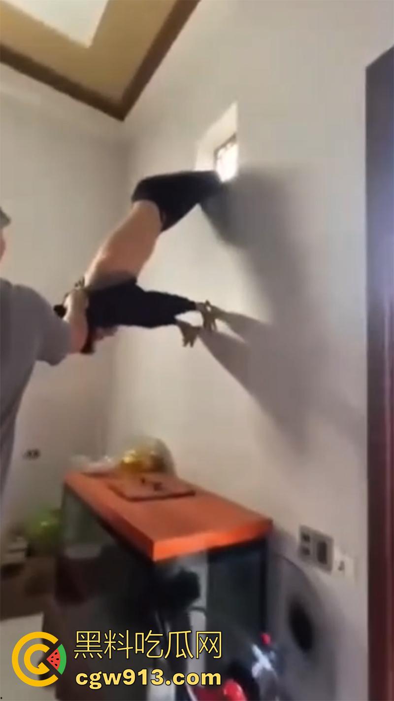 小偷也需要智商啊,越南南定省一名年轻人进行盗窃时,两只脚意外被窗户卡住,最后被警察解救下来!-1