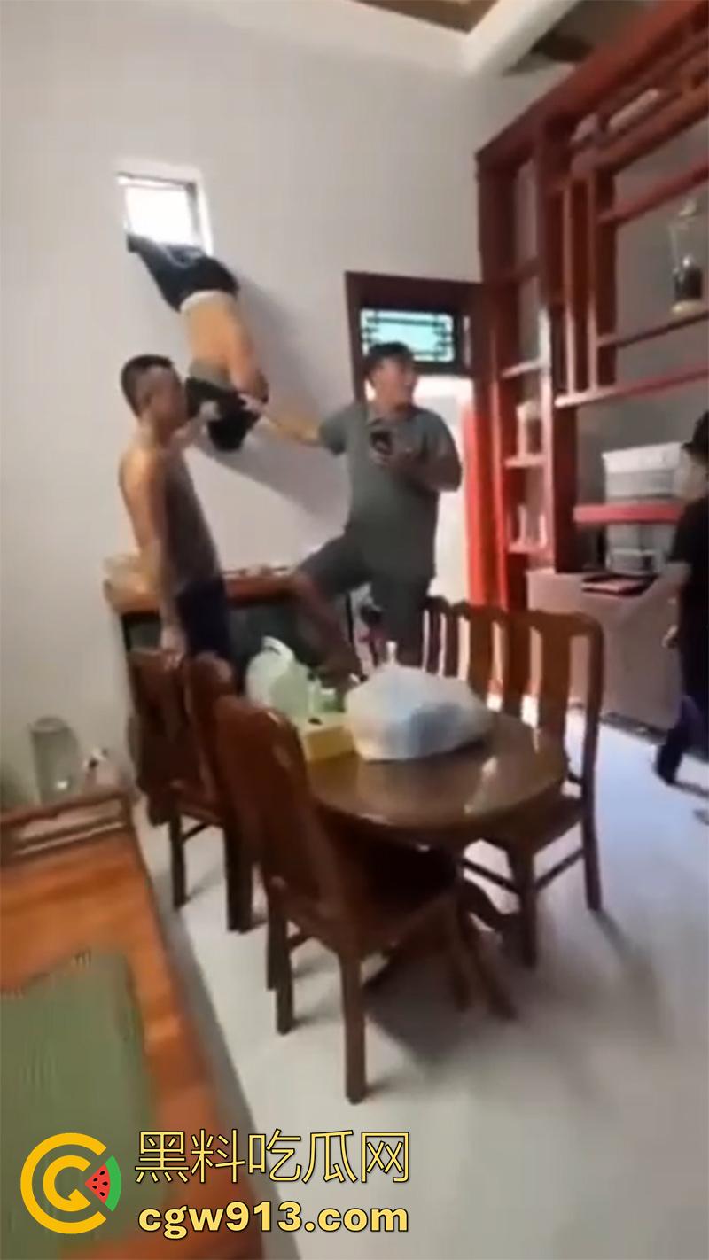 小偷也需要智商啊,越南南定省一名年轻人进行盗窃时,两只脚意外被窗户卡住,最后被警察解救下来!-2