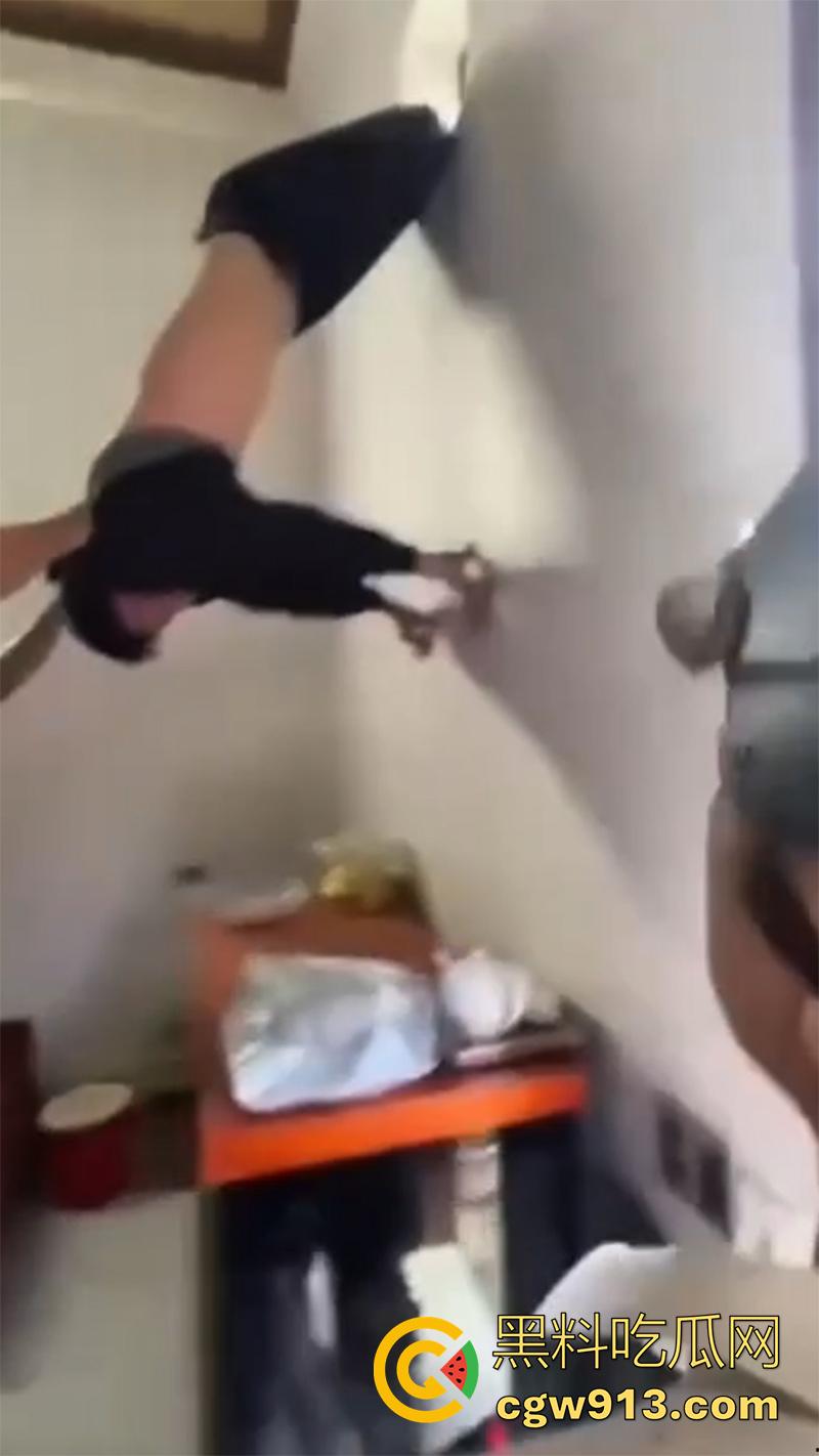 小偷也需要智商啊,越南南定省一名年轻人进行盗窃时,两只脚意外被窗户卡住,最后被警察解救下来!-3