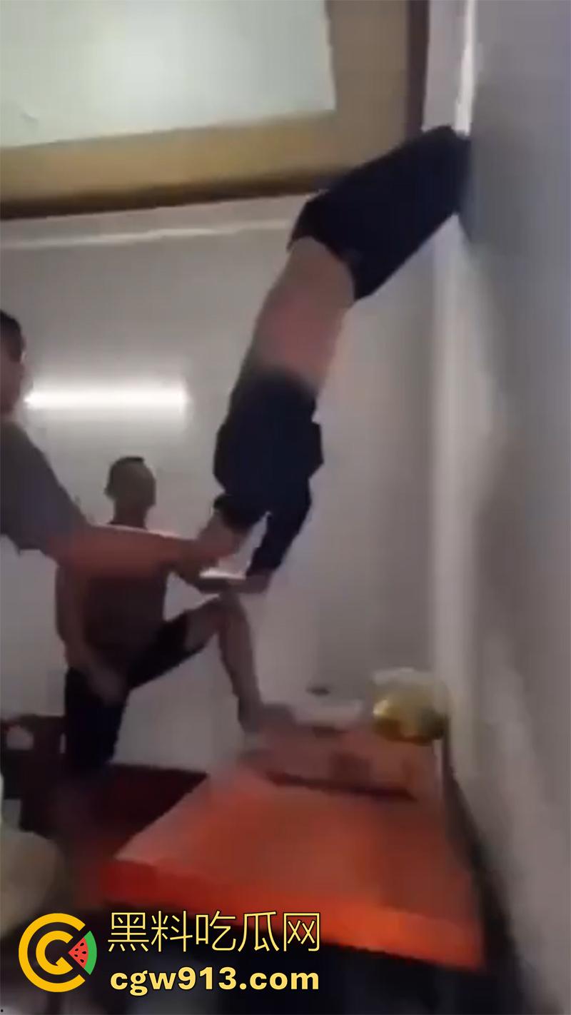 小偷也需要智商啊,越南南定省一名年轻人进行盗窃时,两只脚意外被窗户卡住,最后被警察解救下来!-4