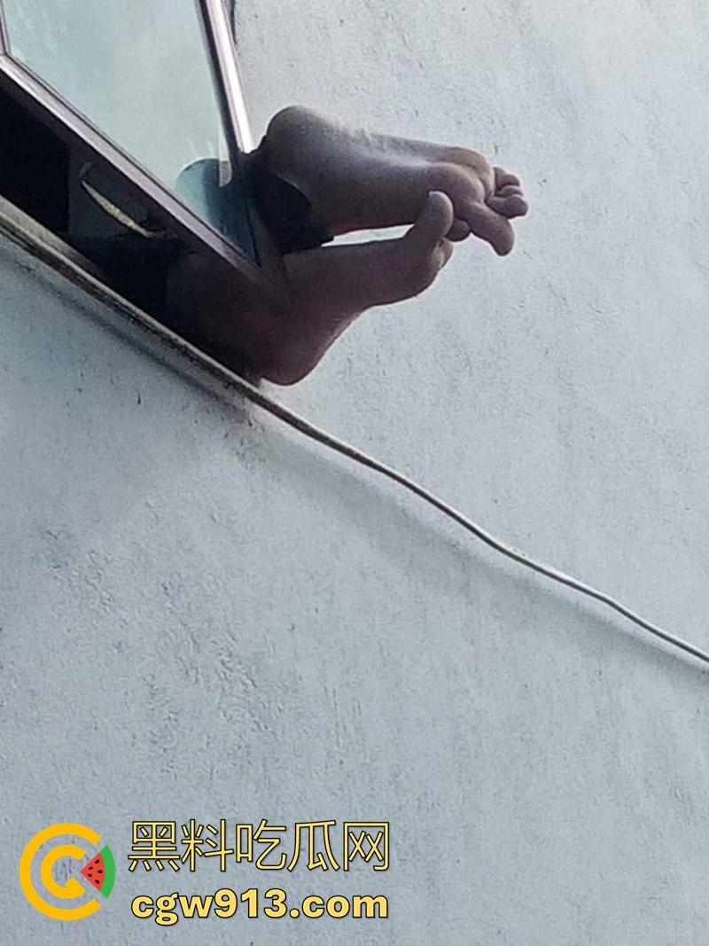 小偷也需要智商啊,越南南定省一名年轻人进行盗窃时,两只脚意外被窗户卡住,最后被警察解救下来!-5