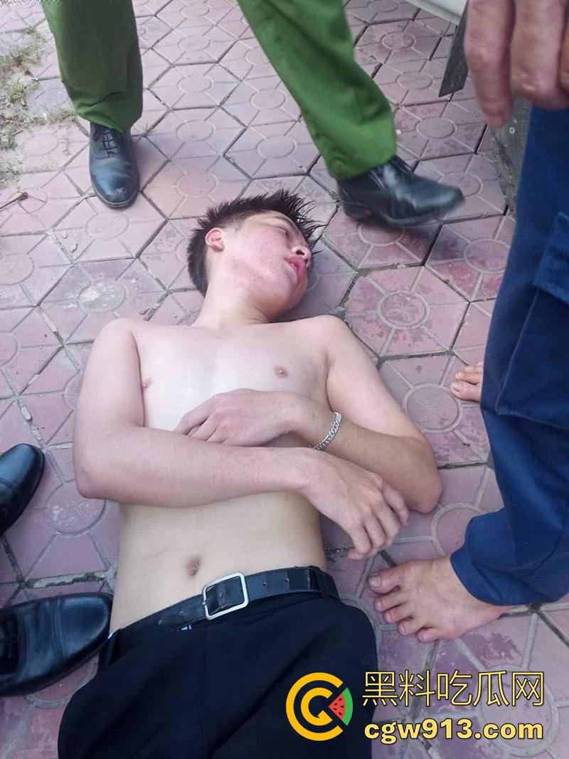 小偷也需要智商啊,越南南定省一名年轻人进行盗窃时,两只脚意外被窗户卡住,最后被警察解救下来!-6