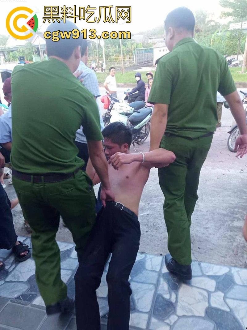 小偷也需要智商啊,越南南定省一名年轻人进行盗窃时,两只脚意外被窗户卡住,最后被警察解救下来!-7