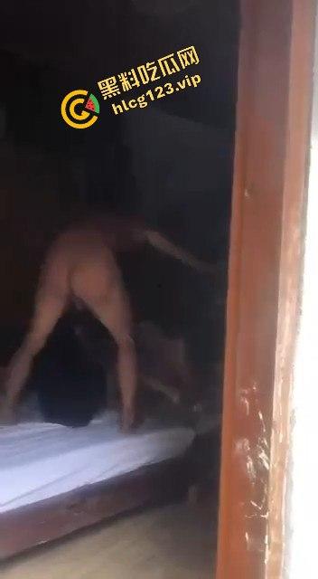 捉奸现场:男子带小三进村偷情,激情瞬间被抓个正着!-6