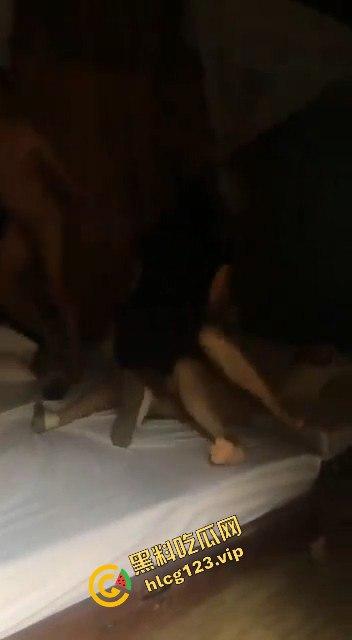 捉奸现场:男子带小三进村偷情,激情瞬间被抓个正着!-8