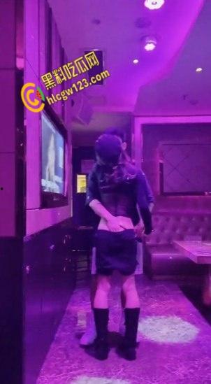 KTV包间里拥吻,衣着暴露的女同学深入短裤抚摸,卫生间激情口交站立后入打桩 !-2