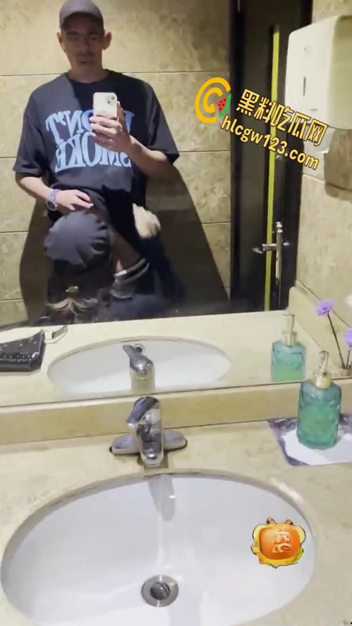 KTV包间里拥吻,衣着暴露的女同学深入短裤抚摸,卫生间激情口交站立后入打桩 !-4