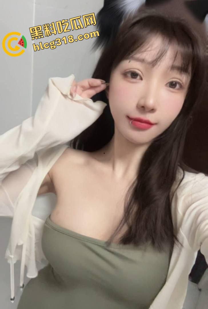 出租房小情侣炮战激烈,清纯女友一开始死活不让拍,操爽了以后随便拍,脸都能怼特写一上头比谁都疯!-1