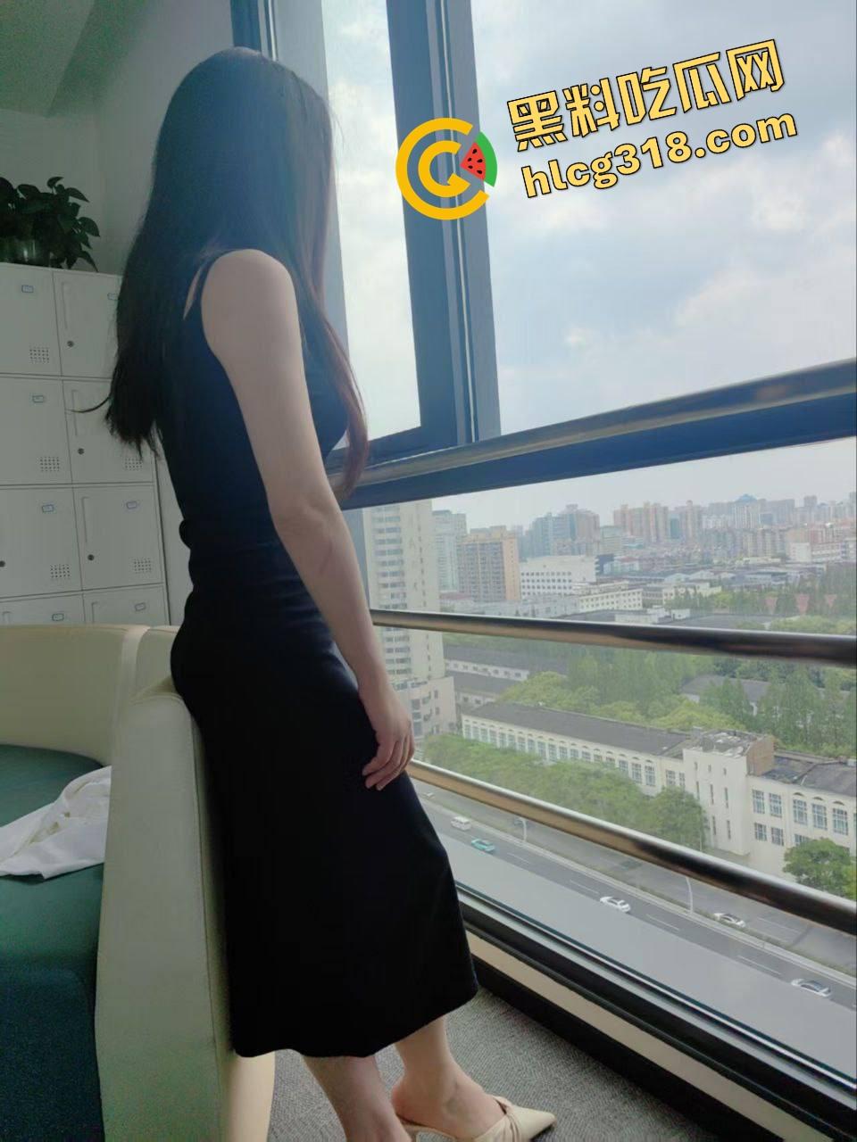 出租房小情侣炮战激烈,清纯女友一开始死活不让拍,操爽了以后随便拍,脸都能怼特写一上头比谁都疯!-2