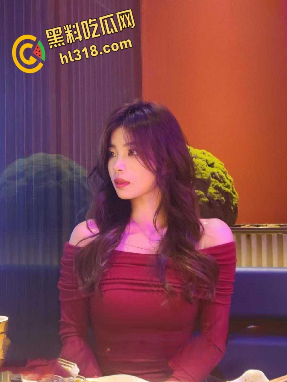 天津传媒学院校花【周怡瑄】，反差母狗爱穿黑丝，性感兔女郎跪在地上口交，劲爆身材简直就是完美炮架-1