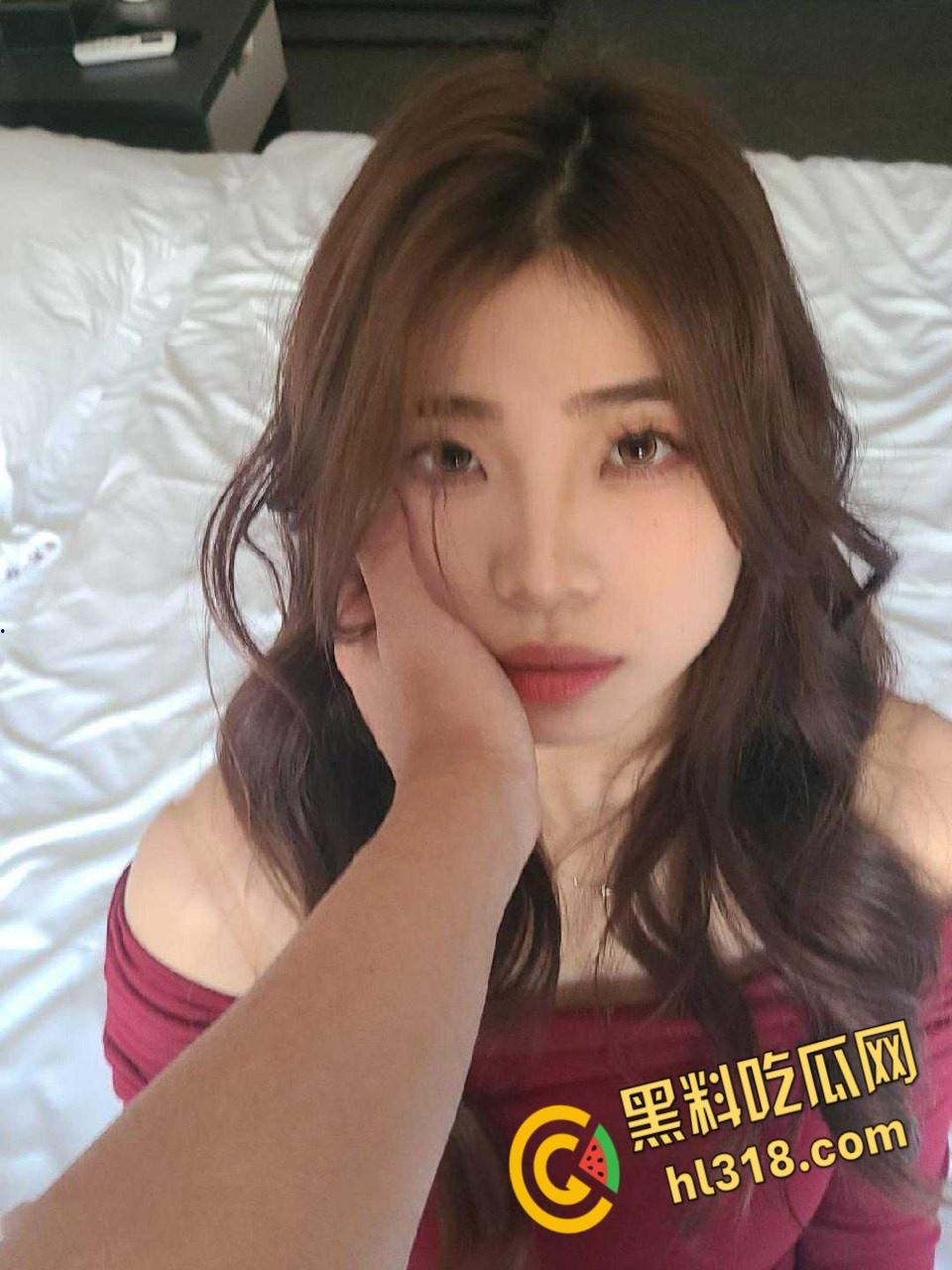 天津传媒学院校花【周怡瑄】，反差母狗爱穿黑丝，性感兔女郎跪在地上口交，劲爆身材简直就是完美炮架-5