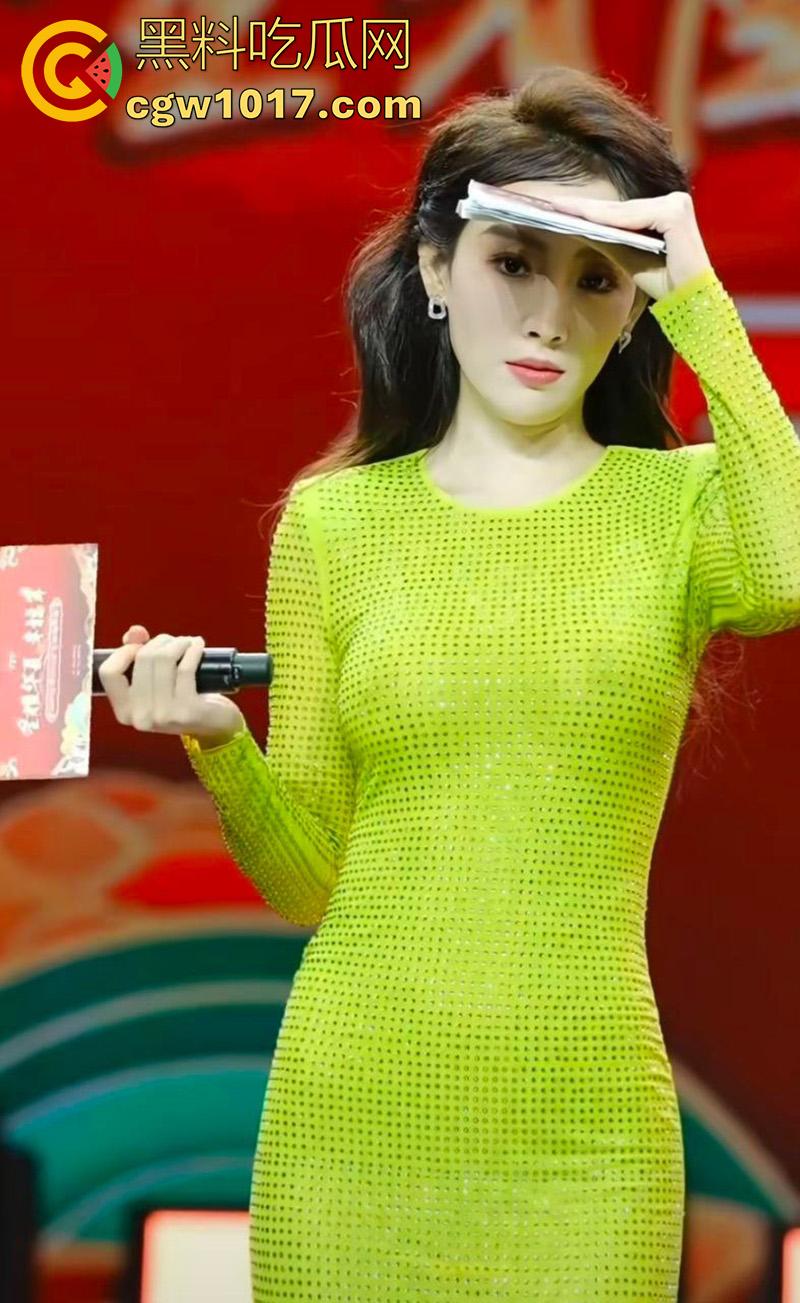 央视主持人【马卉】露奶事件,身材高挑纤细,两条大长腿修长诱人,竟想靠着露点火,直播间卖骚故意漏奶视频流出!-7