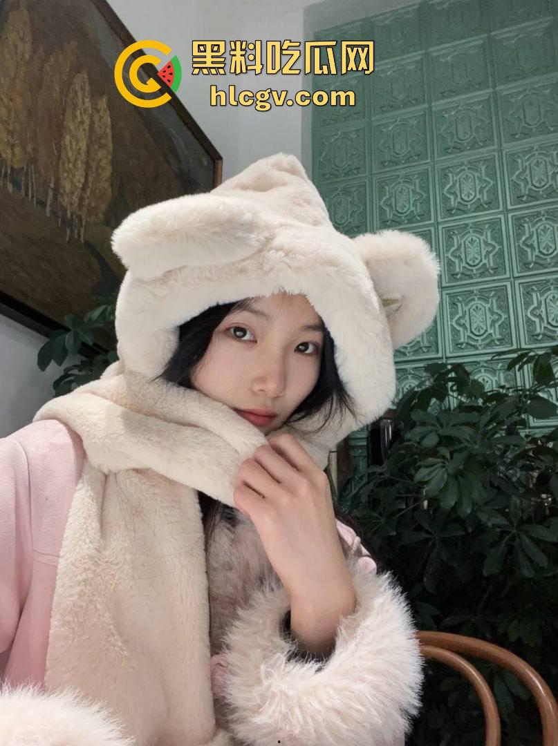 重庆信息科技大学【林薇】网传清纯女神化身外围小母狗?白丝足交、后入打桩,完全颠覆校园形象!-6