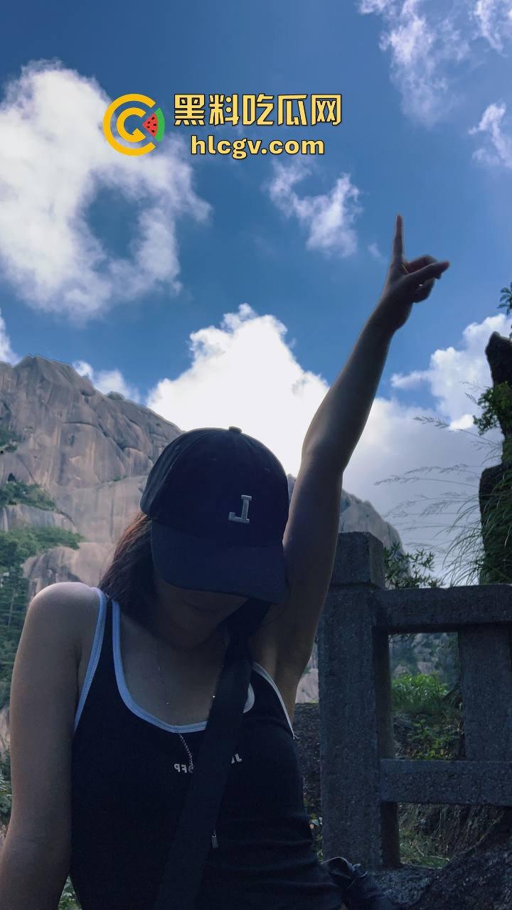 重庆信息科技大学【林薇】网传清纯女神化身外围小母狗?白丝足交、后入打桩,完全颠覆校园形象!-7