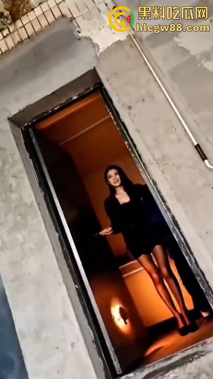 长沙玉兰路快餐花魁,日操百人逼都没合上,众人排队冲刺质量顶到爆,结果帽子叔叔来了一锅端!-6