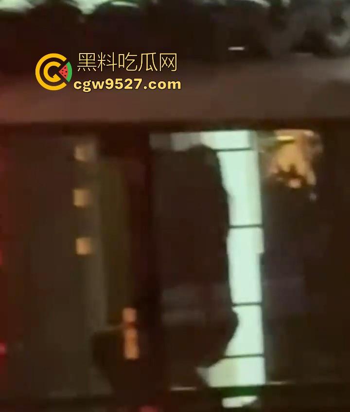 嘉兴西塘临水的民宿,小情侣做爱不拉窗帘被偷拍,江南风,小桥流水人家做爱,泰山压顶到抱起猛操花样百出!-2