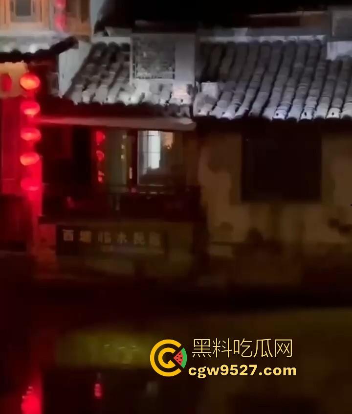 嘉兴西塘临水的民宿,小情侣做爱不拉窗帘被偷拍,江南风,小桥流水人家做爱,泰山压顶到抱起猛操花样百出!-6