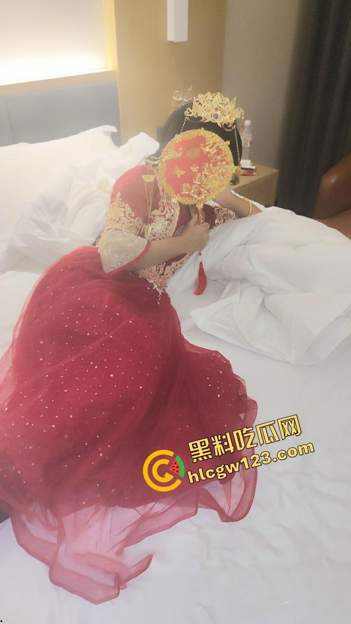 海角乱伦00后跟45岁老母新娘秀禾服返场,我妈一宿被我操成新娘,狼牙套干高潮后又逼扣喷水!-1