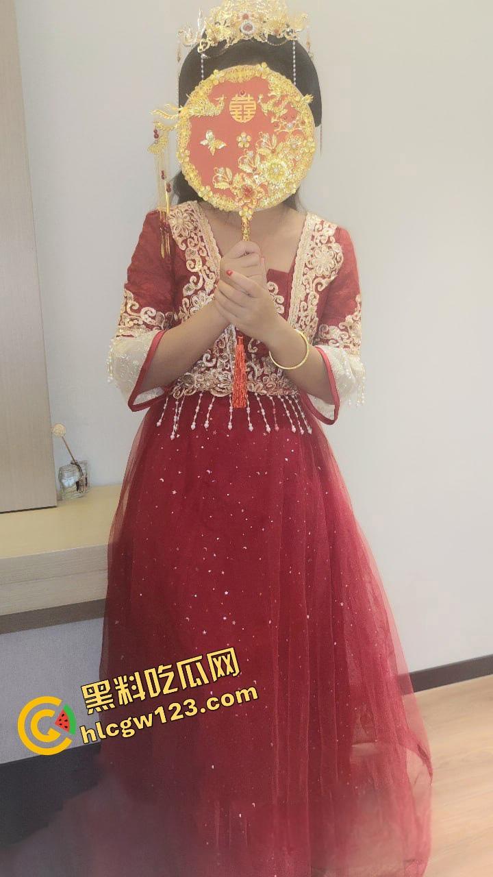 海角乱伦00后跟45岁老母新娘秀禾服返场,我妈一宿被我操成新娘,狼牙套干高潮后又逼扣喷水!-3