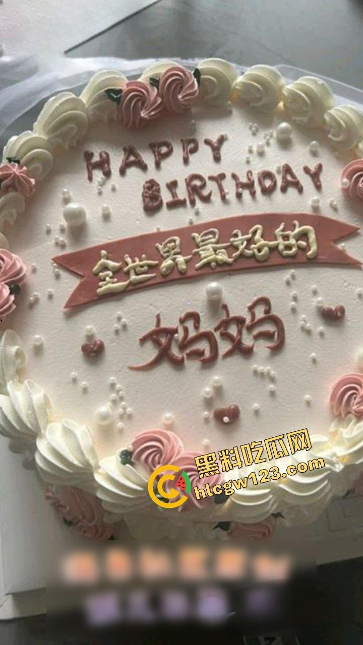 海角乱伦00后跟45岁老母新娘秀禾服返场,我妈一宿被我操成新娘,狼牙套干高潮后又逼扣喷水!-4