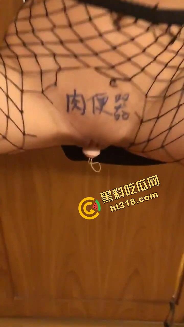 酒店惊现自挂门框肉便器,门上吊着要鸡巴求操,骚货还还开门楼道跳蛋自慰,对着监控玩逼叫到天亮!-11