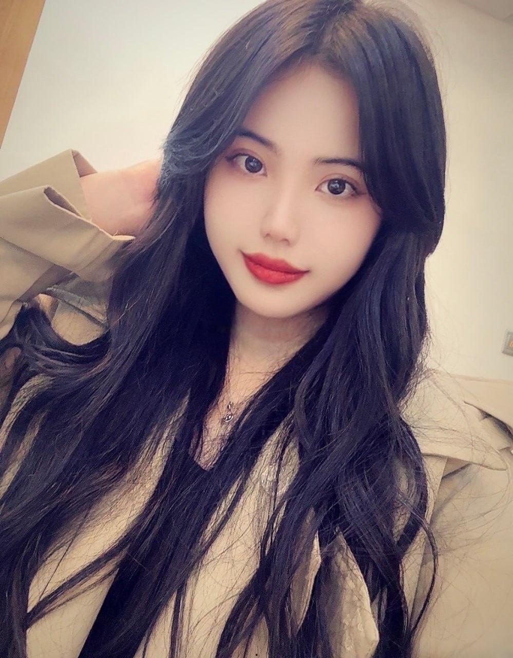 广西清纯嫩妹【何少雪】,为帮渣男还赌债签下裸贷,站立撒尿掰逼自慰,不料被骗输光跑路,被债主怒爆私拍!-1