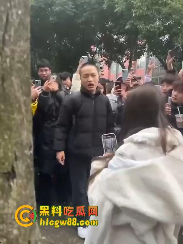 成都托普学院纯爱战神被绿,现场哭诉惨遭围观嘲笑,25年第一位纯爱战士应声倒地!-1