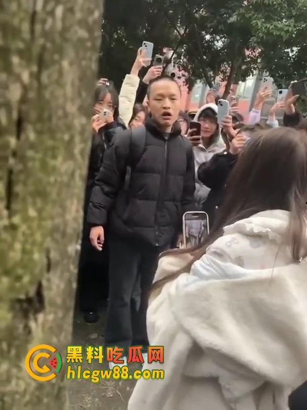 成都托普学院纯爱战神被绿,现场哭诉惨遭围观嘲笑,25年第一位纯爱战士应声倒地!-2