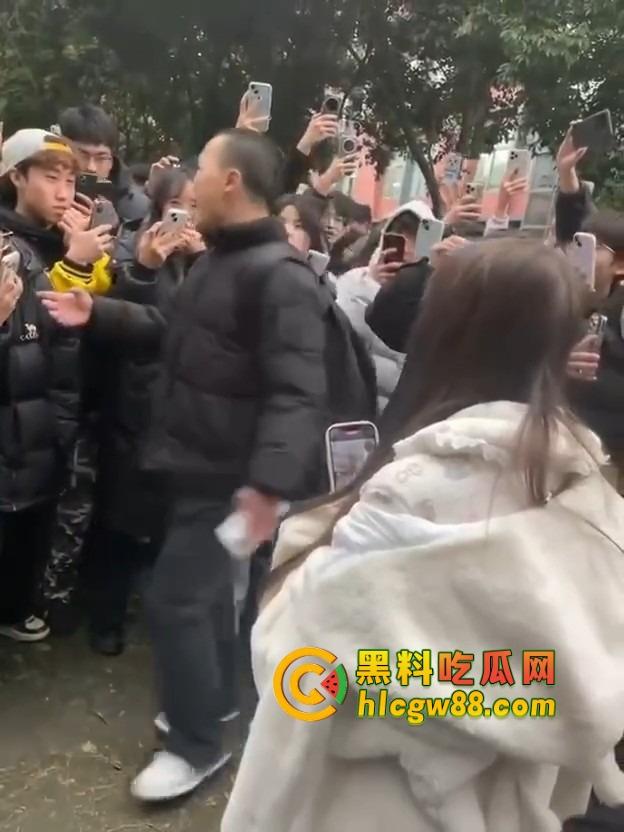成都托普学院纯爱战神被绿,现场哭诉惨遭围观嘲笑,25年第一位纯爱战士应声倒地!-3