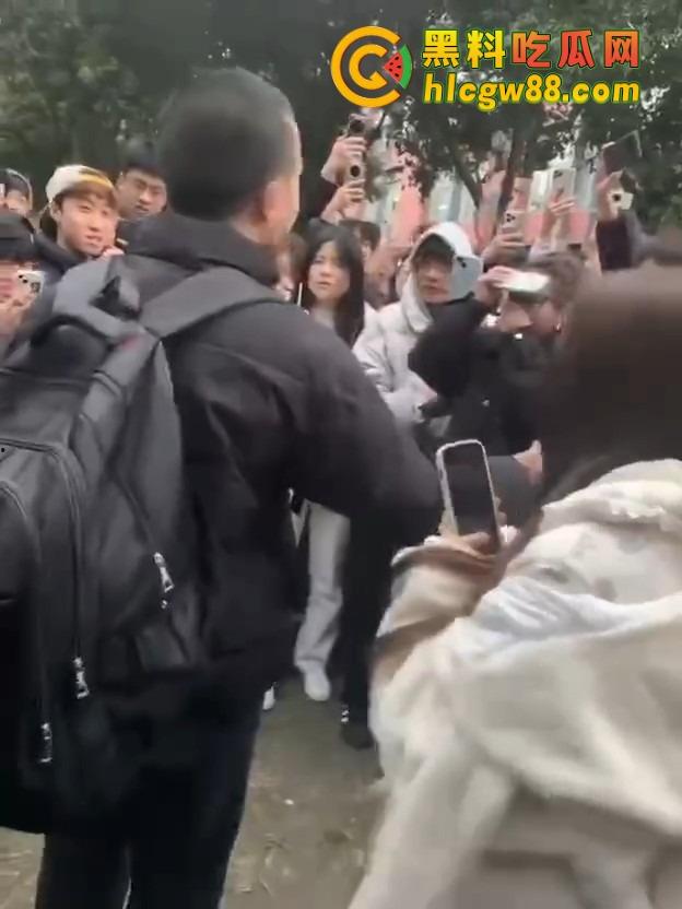 成都托普学院纯爱战神被绿,现场哭诉惨遭围观嘲笑,25年第一位纯爱战士应声倒地!-4