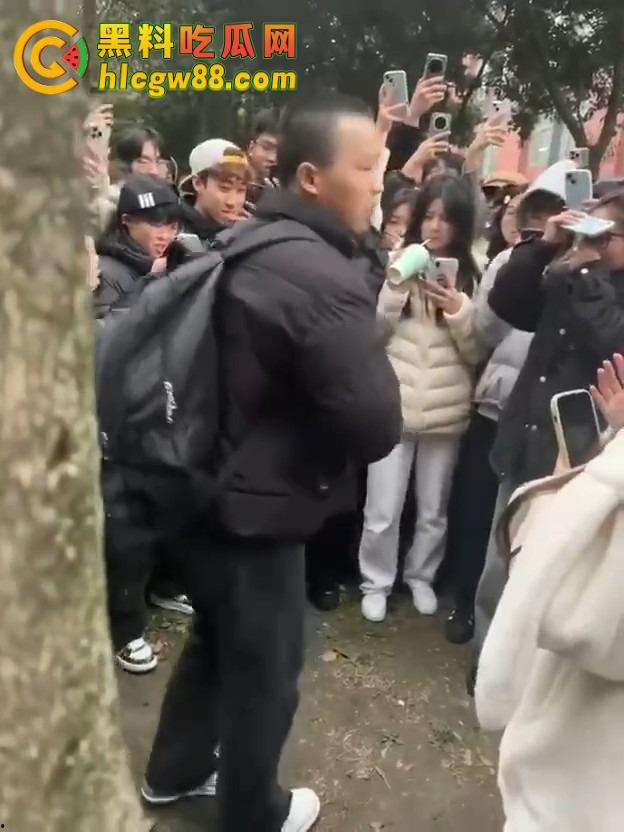 成都托普学院纯爱战神被绿,现场哭诉惨遭围观嘲笑,25年第一位纯爱战士应声倒地!-5