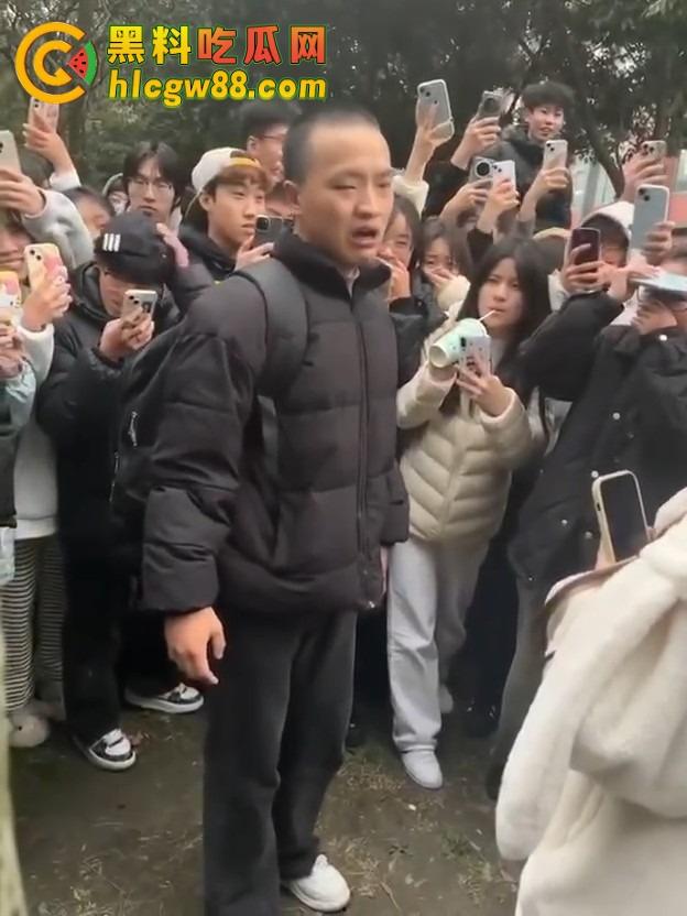 成都托普学院纯爱战神被绿,现场哭诉惨遭围观嘲笑,25年第一位纯爱战士应声倒地!-6