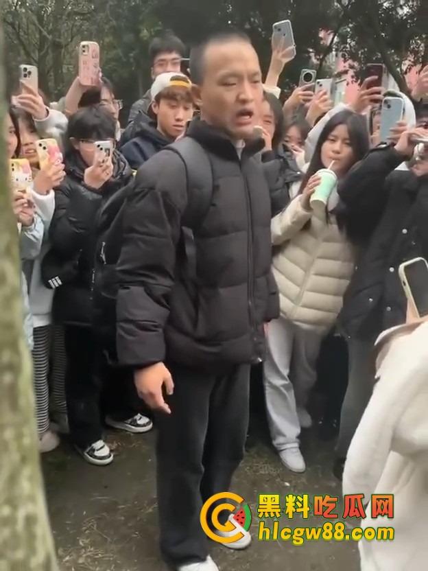 成都托普学院纯爱战神被绿,现场哭诉惨遭围观嘲笑,25年第一位纯爱战士应声倒地!-7