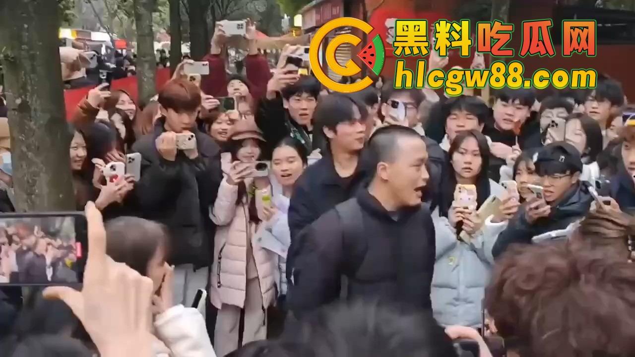 成都托普学院纯爱战神被绿,现场哭诉惨遭围观嘲笑,25年第一位纯爱战士应声倒地!-8