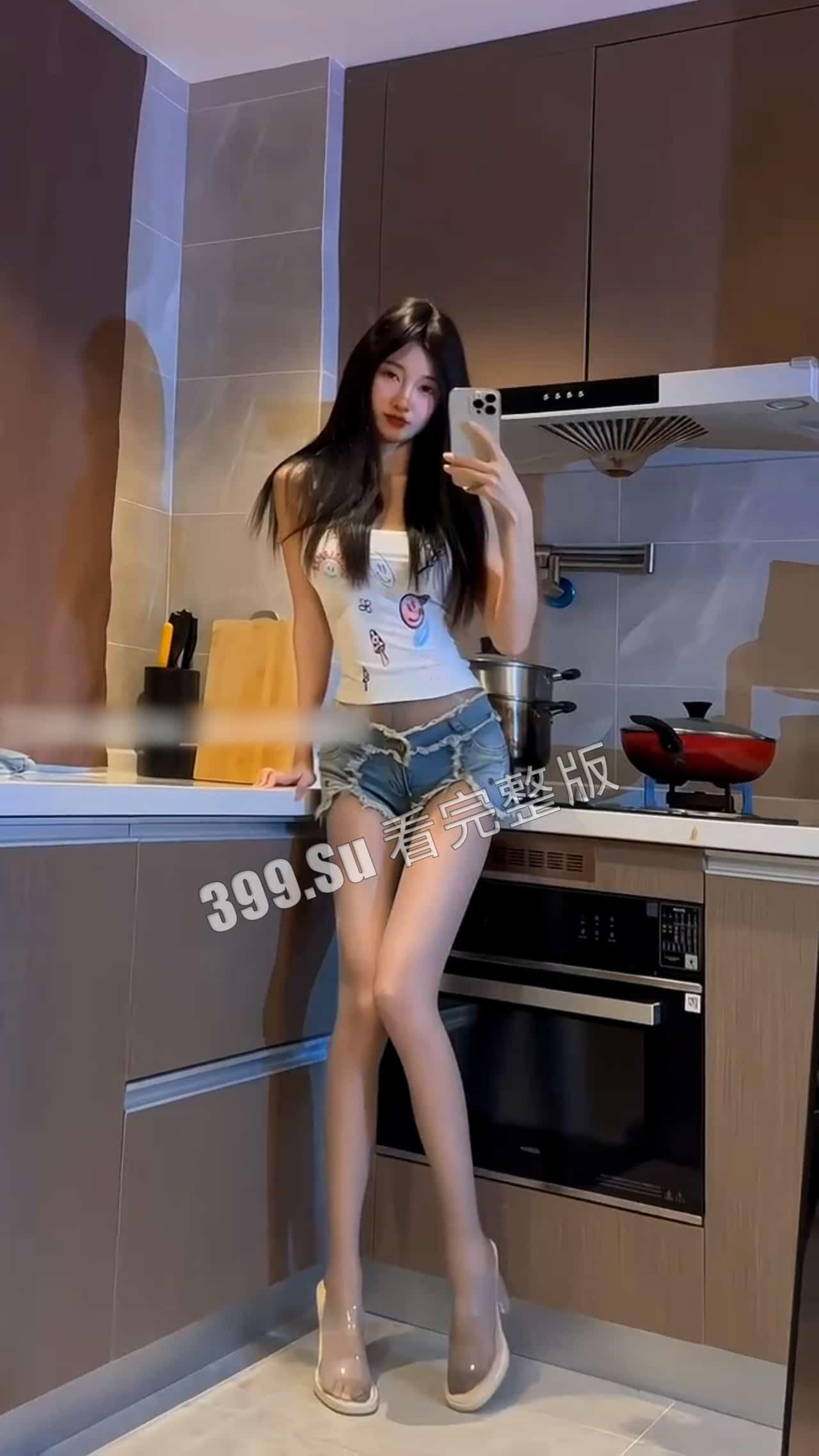 抖音超200w粉丝 桂芬 有露脸照 二十多部微密圈视频合集 身材真极品,该大的地方大,涂了油看起来真润-2