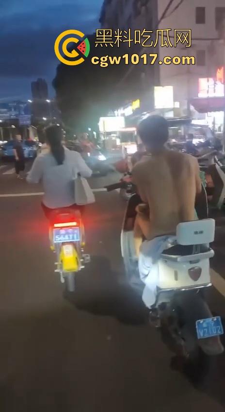 这难道又是主人的新任务吗?男子全身赤裸淡定开电瓶,横穿闹市区丝毫不慌,不是哥真这么猛啊!-7