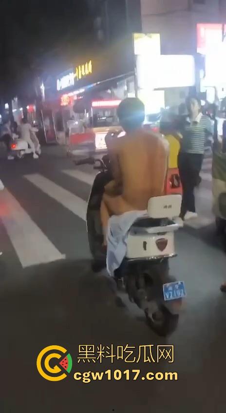 这难道又是主人的新任务吗?男子全身赤裸淡定开电瓶,横穿闹市区丝毫不慌,不是哥真这么猛啊!-8