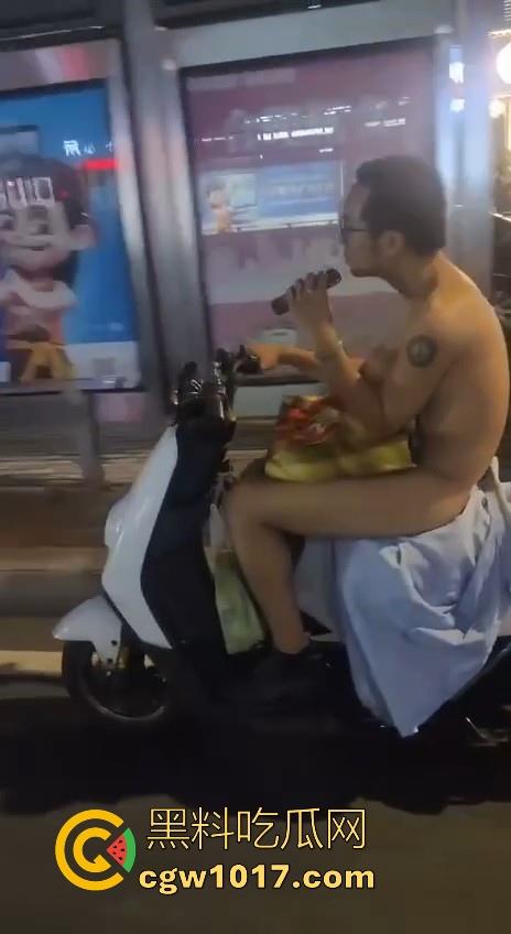 这难道又是主人的新任务吗?男子全身赤裸淡定开电瓶,横穿闹市区丝毫不慌,不是哥真这么猛啊!-9