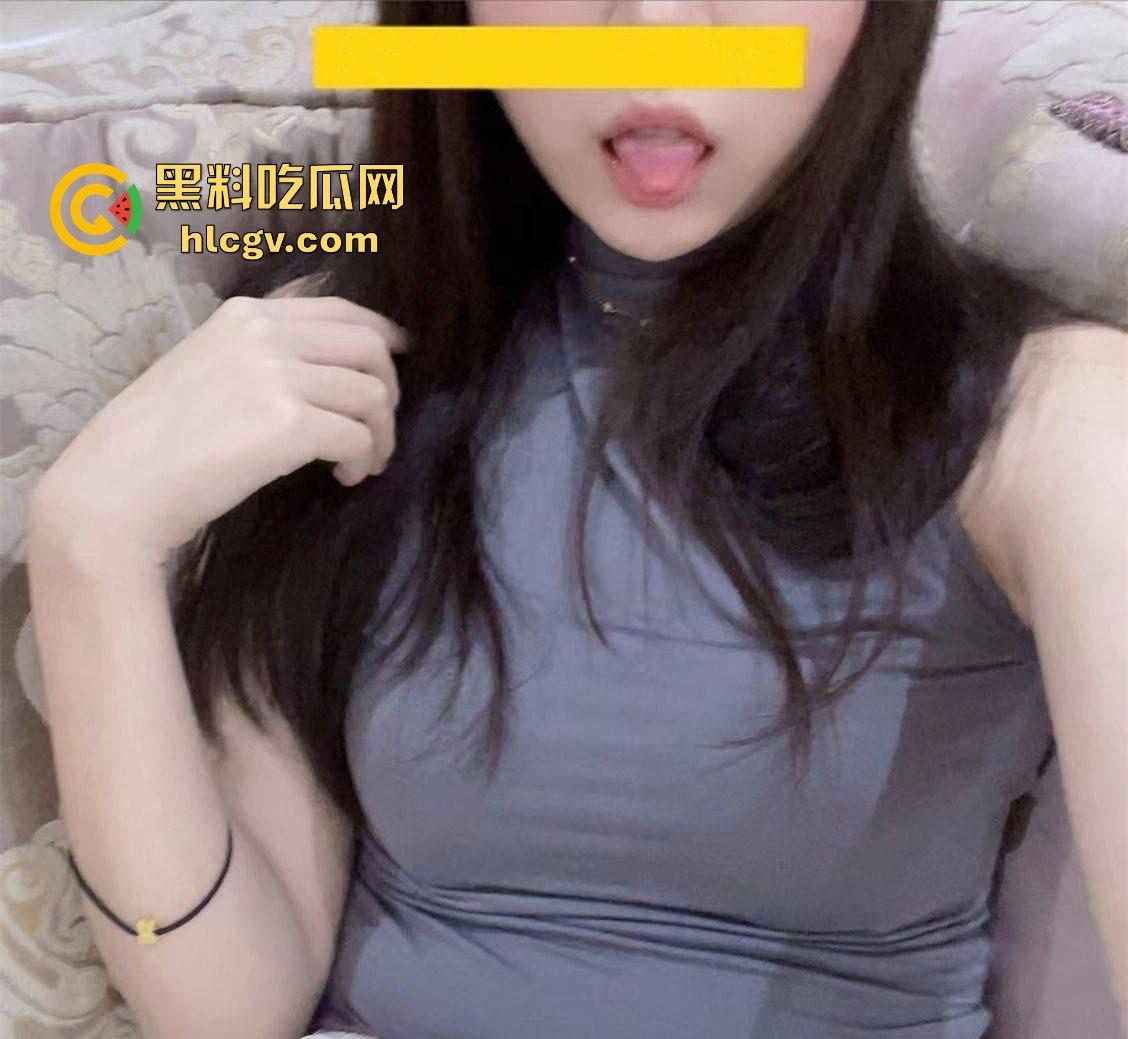 武汉会计学院学妹李婉儿羞涩外表下的反差翻车！自拍掰开粉嫩骚逼，淫水四溢视频外流！-1