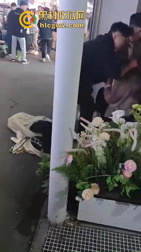 新乡大学城狗男女偷情惨遭爆锤 已婚男店主勾搭有夫之妇 结果被正主带人打趴奸夫淫妇 血溅女装店!-12