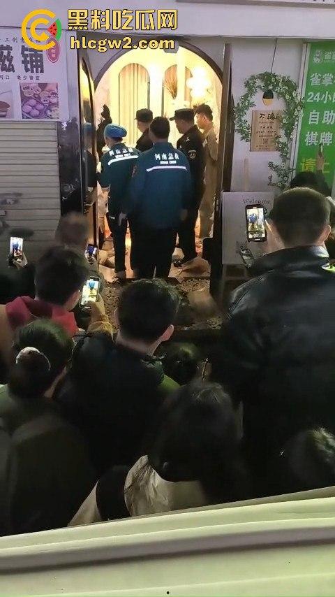 新乡大学城狗男女偷情惨遭爆锤 已婚男店主勾搭有夫之妇 结果被正主带人打趴奸夫淫妇 血溅女装店!-13