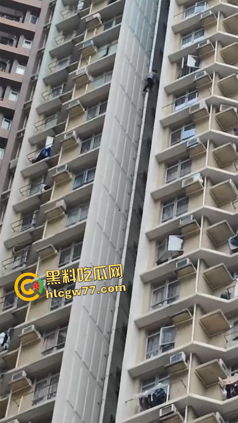 香港惊现蜘蛛侠,一男子顺高层水管爬行,据悉是情夫结果老公提前回家,老哥胆子真大啊!-2