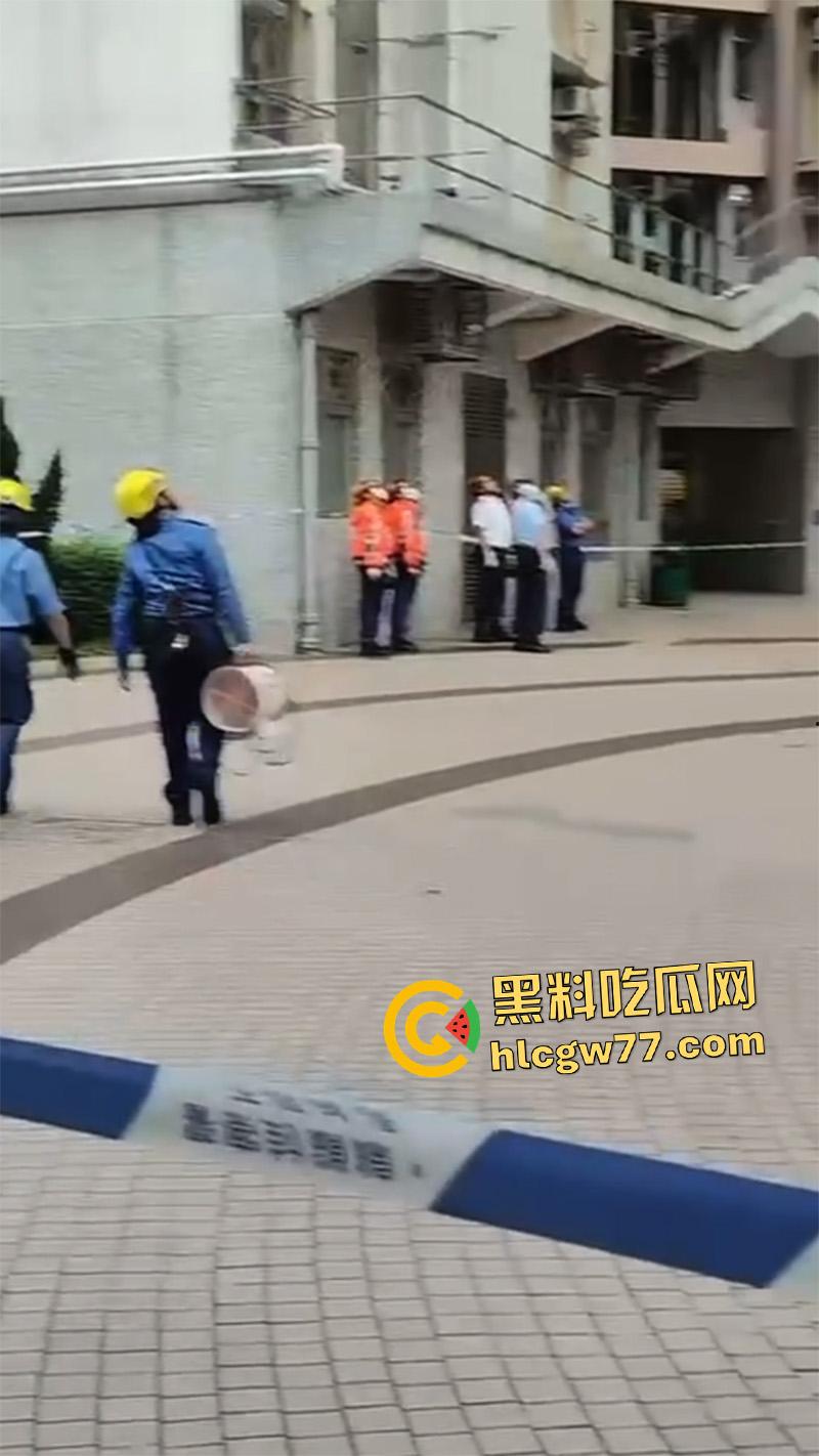 香港惊现蜘蛛侠,一男子顺高层水管爬行,据悉是情夫结果老公提前回家,老哥胆子真大啊!-3