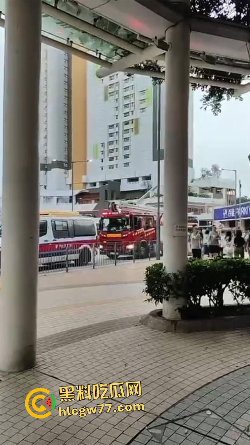 香港惊现蜘蛛侠,一男子顺高层水管爬行,据悉是情夫结果老公提前回家,老哥胆子真大啊!-7