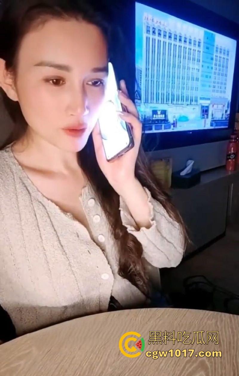 极品小姨子醉酒勾引姐夫!酒店玩真心话大冒险尺度拉满,巨乳半露主动扑倒跪地,边跟姐姐打电话边口交!-1