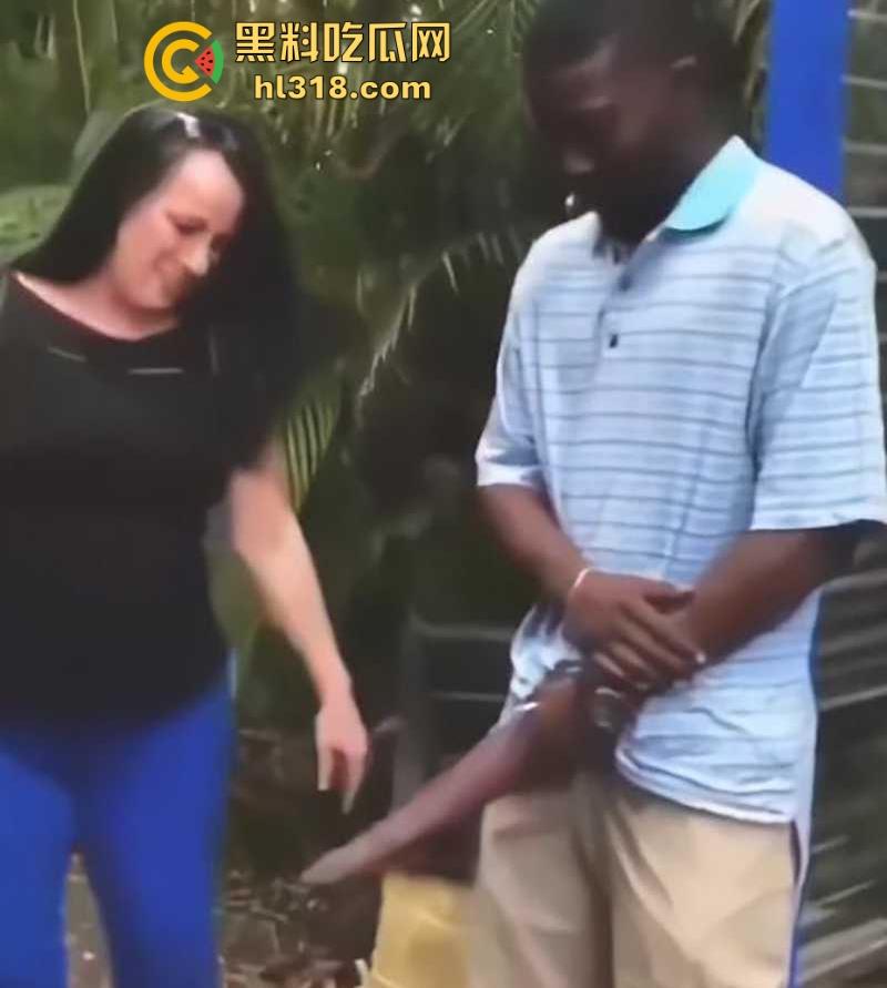 WTF?不是哥们不仔细看我真以为他的第三条腿呢!黑人天赋这么猛,感觉有50厘米啊,媚黑婊的最爱啊!-7