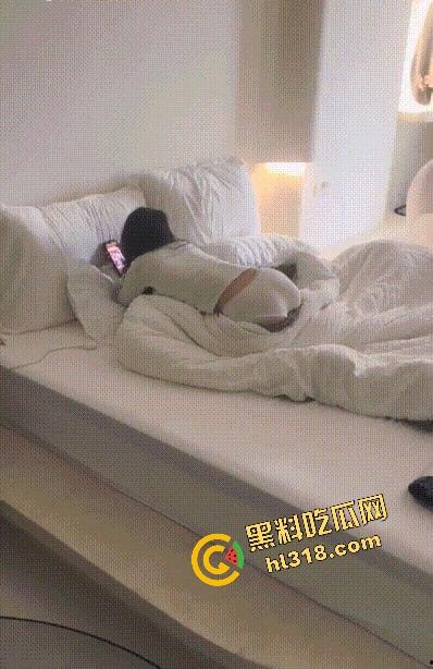 清纯母狗在私人影院被玩坏,无套传教士压住小屁股狂操,娇羞捂脸装不下去,后入大屌直接干到嗓子眼求饶!-1