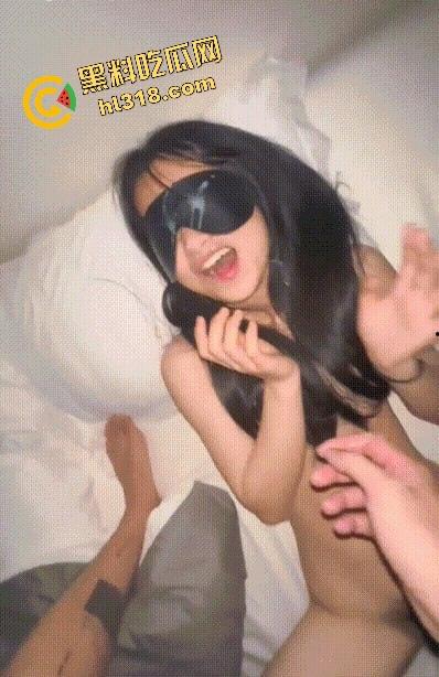 清纯母狗在私人影院被玩坏,无套传教士压住小屁股狂操,娇羞捂脸装不下去,后入大屌直接干到嗓子眼求饶!-3